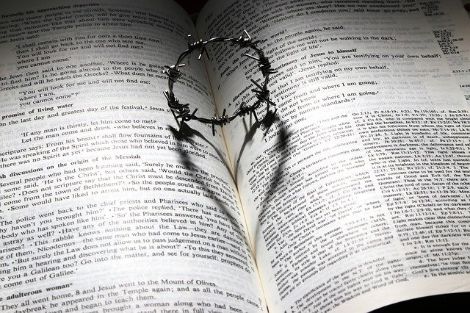 Bibel mit Dornenkrone (c) Bild von James Chan auf Pixabay