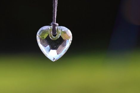 Kristall (c) Bild von meineresterampe auf Pixabay